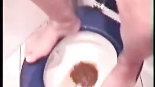 Amateur teen pooping in the toilet and taking a peek
