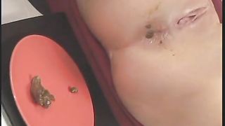 Touching her tits and pooping on a plate hot girl
