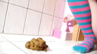18 years old girl pooping