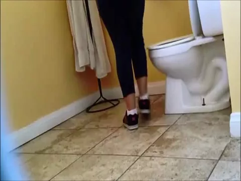 Pakistan Toilet Ladies Sex - Pakistani girl shitting in public bathroom