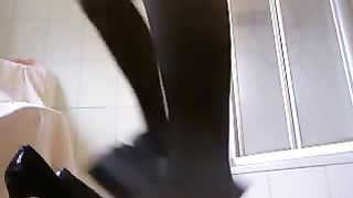 Shitting on her black high heels