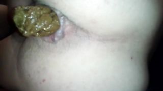 BBW shitting a small turd