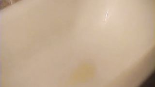 Amateur girl pooping and peeing in the tub