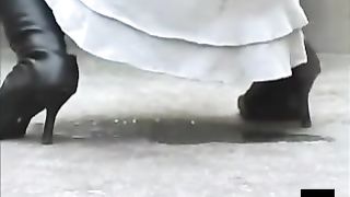 Hot babe shitting in public