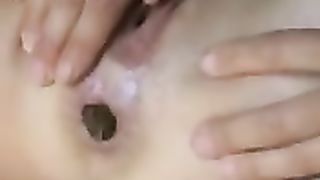 Fingering her cunt while shitting