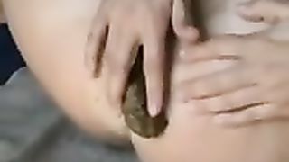 Fingering her cunt while shitting