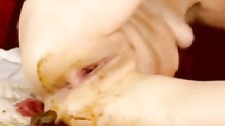 Russian cam girl pooping