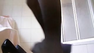 Shitting on her black high heels