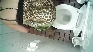 Hot babe wiping her ass in public bathroom