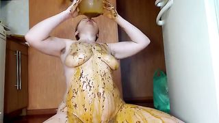 Rubbing poop from a glass bowl