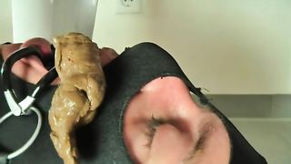 Shitting on her slave from a homemade toilet