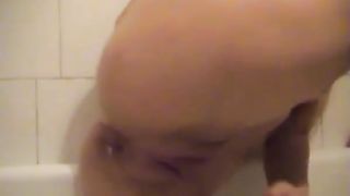 Amateur teen doing enema in the tub