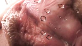 Incredible close up of a peeing pussy