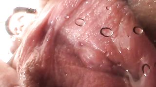 Incredible close up of a peeing pussy