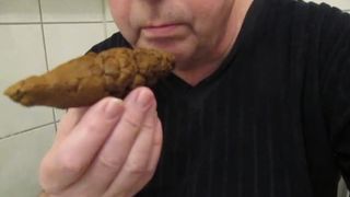 Old guy jerking off while holding a turd in his mouth