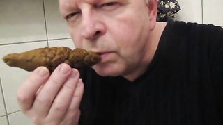 Old guy jerking off while holding a turd in his mouth