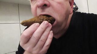 Old guy jerking off while holding a turd in his mouth