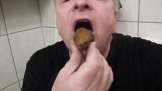 Old guy jerking off while holding a turd in his mouth