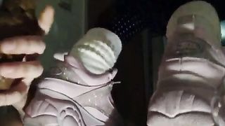 Sexy girlfriend dropped a long turd in her boyfriends mouth