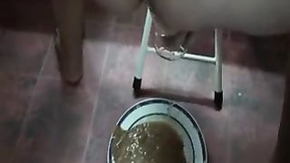 BBW babe dropped diarheea on a white plate