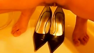 Shaved girl peeing on her black high heels