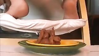 Slow red shit on a plate from her ass