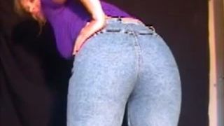 Amateur blonde MILF farting cake