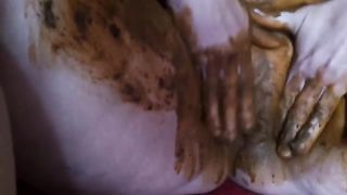 Chubby French lady smearing crap on her etnire body