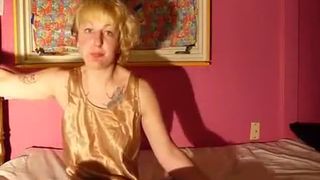 Tattooed mature English woman puking on her belly