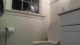 Chubby American girl wiping her dirty ass