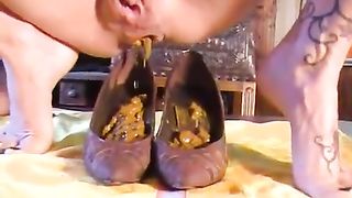 Tattooed milf rubbing poop on her feet