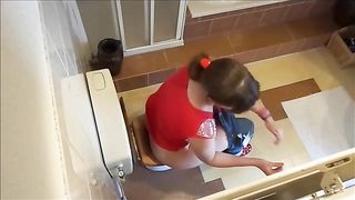 Mariska pooping in toilet