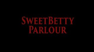 Hot babe shitting in her tight leggings