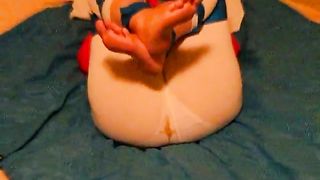 doing number two in her pants panty shite