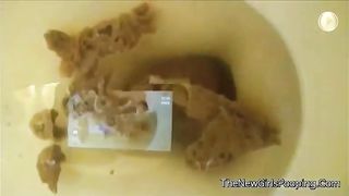 Bubble butt blonde babe shitting in toilet