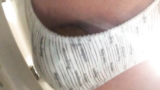 Amateur girl pooping in her panties