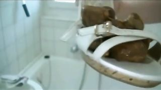 Amateur babe pooping in her white sandals