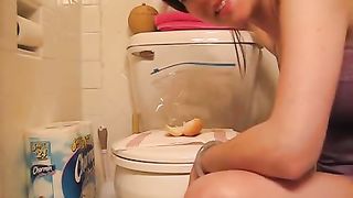 Teen shitting on a slice of bread