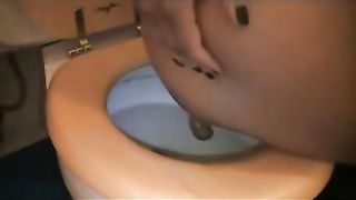 Ebony girl talking dirty while pooping