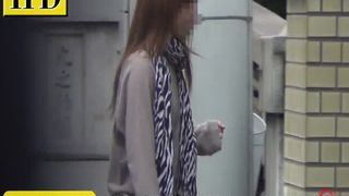Spying on Japanese girls shitting