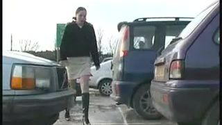 Shaved girl peeing outdoor