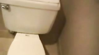 Amateur hottie peeing in toilet