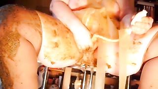 Fat babe fingering her nasty old cunt