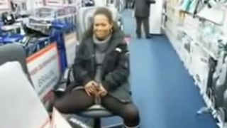 Flashing her pussy while peeing in a market