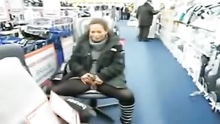 Flashing her pussy while peeing in a market