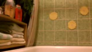 Amateur wife peeing in bathtubf