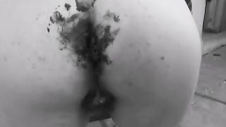 Did a mess between her big butt cheeks