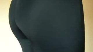 Big turd in black leggings