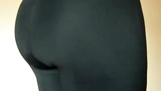 Big turd in black leggings