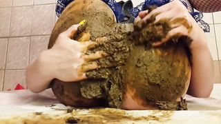 Eating poop while smearing shit